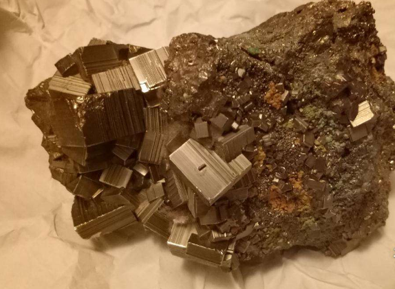 探索未知矿界宝藏，最新矿石一览