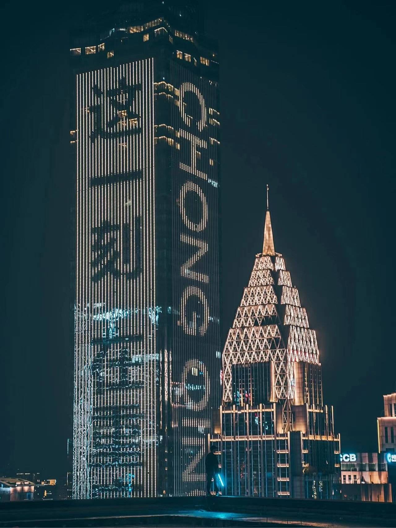 城市探秘与友情的温馨日常，最新地标之旅