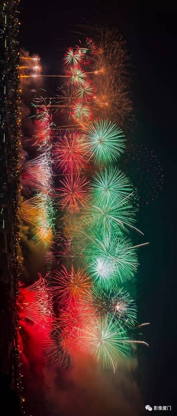 烟花最新炫彩闪耀，夜空中的绚丽盛宴！