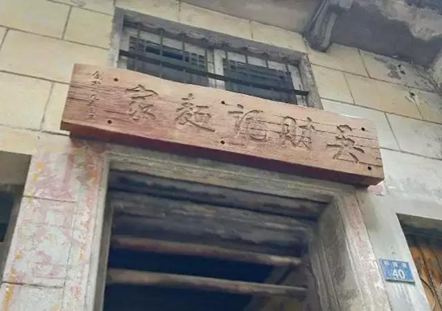 探秘小巷深处的独特小店，最新恶搞潮流悉数呈现